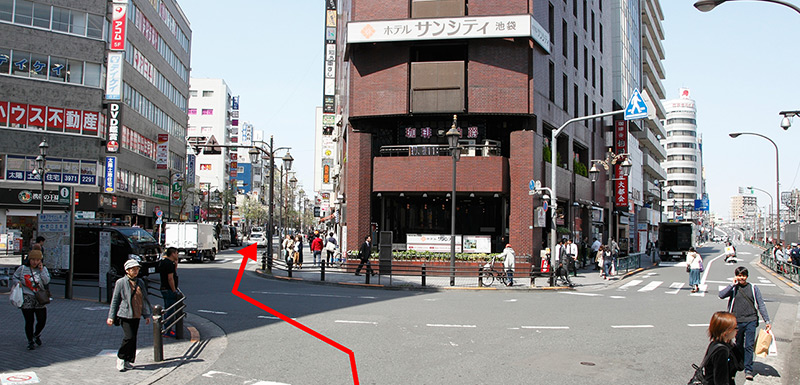 After leaving Ikebukuro Station’s North Exit, go down the road to the left of Hotel Sun City Ikebukuro.